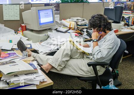 Cleveland Ohio, Plain Dealer edificio quotidiano ufficio, scrivanie scrivania stipato messicoso giornalismo giornalisti reporter di segnalazione, notizie medi Foto Stock