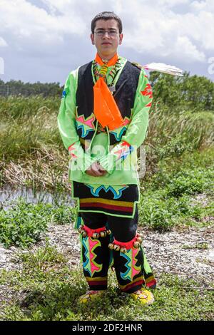 Florida Everglades Lumbee Tribe membro adolescenti adolescenti adolescenti, nativi americani Indiani indigeni popoli indossa danza regalia, Foto Stock