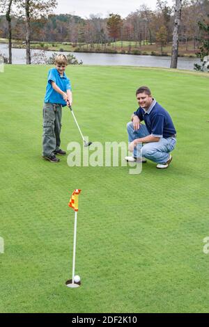 Alabama Gadsden Silver Lakes Robert Trent Jones Golf Trail, golf pratica verde padre genitore bambino figlio, insegna mettere putt insegnamento, Foto Stock