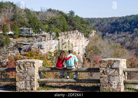 Alabama Lookout Mountain Little River Canyon National Preserve, natura paesaggio naturale fine autunno, ranger uniforme visitare coppia uomo donna overlo Foto Stock