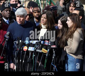 NO FILM, NO VIDEO, NO TV, NO DOCUMENTARIO - l'ex governatore dell'Illinois Rod Blagojevich, da sinistra, tiene una conferenza stampa fuori dalla sua casa di Chicago come sua moglie Patti e figlie Annie e Amy, guarda il Mercoledì, 19 febbraio 2020. Rod Blagojevich è stato rilasciato ore prima dalla prigione federale dopo che la sua sentenza è stata commutata dal presidente Donald Trump. L'ex governatore ha parlato con la stampa otto anni dopo essere andato in carcere per crimini legati alla corruzione, tra cui il tentativo di vendere il seggio vacante del Senato di Barack Obama. Foto di Terrence Antonio James/Chicago Tribune/TNS/ABACAPRESS.COM Foto Stock