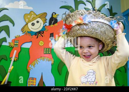 Huntsville, Alabama, EarlyWorks Children Museum, attività pratiche di apprendimento, ragazza che indossa cappello di paglia, Foto Stock