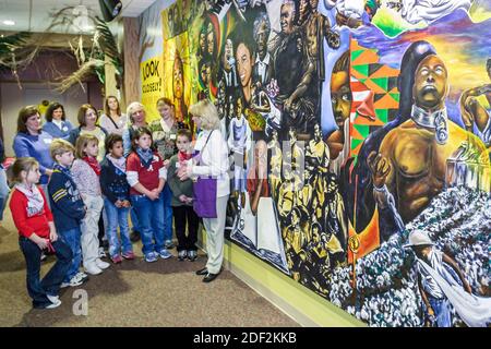 Huntsville, Alabama, EarlyWorks Children Museum, attività pratiche di apprendimento, pittura murale di storia dei nativi americani neri, Foto Stock