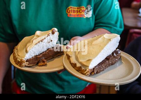 Alabama Decatur Big Bob Gibson BBQ ristorante, interno cameriera server serve torta di cioccolato artigianale, Foto Stock