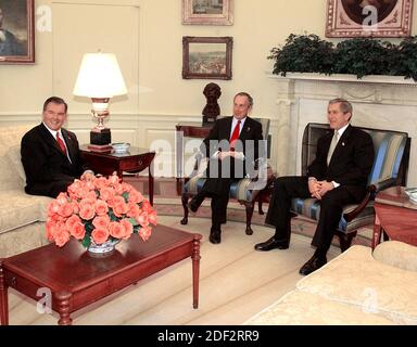 Il sindaco di New York Michael Bloomberg incontra il Segretario degli Stati Uniti per la sicurezza interna Tom Ridge, a sinistra, e il Presidente degli Stati Uniti George W. Bush, a destra, nell'ufficio ovale della Casa Bianca a Washington il 19 marzo 2003. Foto di Ron Sachs / CNP/ABACAPRESS.COM Foto Stock