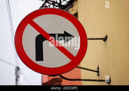 Un cartello stradale che impedisce alle auto di girare a sinistra Foto Stock