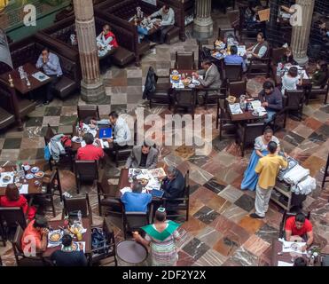 Diners nella Casa de Azulejos Sanborns una catena di ristoranti in stile messicano a Città del Messico, Messico Foto Stock