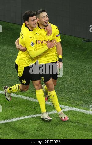 Dortmund, Germania. 2 dicembre 2020. Raphael Guerreiro (R) di Dortmund festeggia il punteggio con il suo compagno di squadra Mateu Morey durante la partita di calcio della UEFA Champions League Group F tra Borussia Dortmund e il Lazio a Dortmund, Germania, 2 dicembre 2020. Credit: Joachim Bywaletz/Xinhua/Alamy Live News Foto Stock