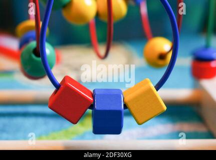 Un giocattolo di legno con diverse forme colorate per i bambini Foto Stock