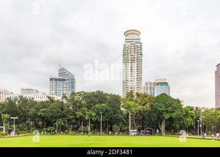 Vista del Parco Rizal e degli edifici vicini a Manila, Filippine Foto Stock