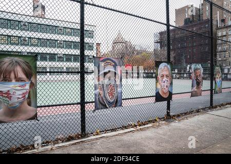 New York, Stati Uniti. 2 dicembre 2020. Presentazione The Art of Healing sulle vetrine dello storefront di Art on the Ave NYC su Columbus Avenue. In collaborazione con artisti locali, proprietari di negozi e aziende locali, Art on the Ave NYC è una passeggiata in galleria a distanza sociale lungo Columbus Ave tra la 68° e la 79° strada che mette in luce artisti di New York sul tema "l'arte della guarigione". Questo progetto è stato impostato per aiutare gli artisti che sono stati duramente colpiti finanziariamente durante la pandemia. Credit: Pacific Press Media Production Corp./Alamy Live News Foto Stock