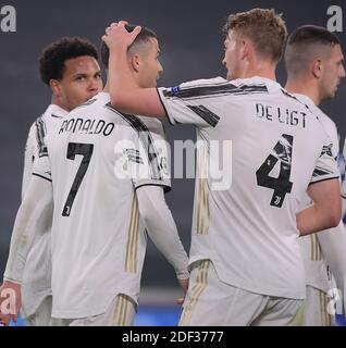 Torino, Italia. 2 dicembre 2020. Cristiano Ronaldo (2° L) del FC Juventus celebra il suo obiettivo con i suoi compagni di squadra durante la partita del gruppo G UEFA Champions League tra FC Juventus e Dynamo Kyiv a Torino, 2 dicembre 2020. Credit: Federico Tardito/Xinhua/Alamy Live News Foto Stock