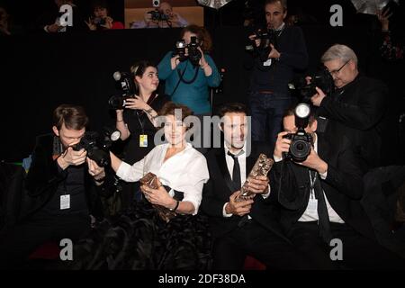 Il regista francese Nicolas Bedos, che ha ricevuto il premio miglior sceneggiatura originale per 'la Belle Epoque' e l'attrice francese Fanny Ardant, che ha ottenuto il premio miglior attrice in un ruolo di supporto per 'la Belle Epoque', pose con i fotografi durante i Cesar Film Awards 2020 a Salle Pleyel il 28 febbraio 2020 a Parigi, Francia. Foto di David Niviere/ABACAPRESS.COM Foto Stock