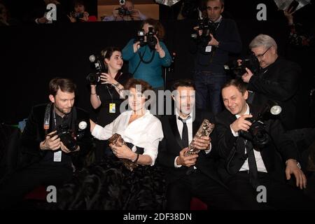 Il regista francese Nicolas Bedos, che ha ricevuto il premio miglior sceneggiatura originale per 'la Belle Epoque' e l'attrice francese Fanny Ardant, che ha ottenuto il premio miglior attrice in un ruolo di supporto per 'la Belle Epoque', pose con i fotografi durante i Cesar Film Awards 2020 a Salle Pleyel il 28 febbraio 2020 a Parigi, Francia. Foto di David Niviere/ABACAPRESS.COM Foto Stock