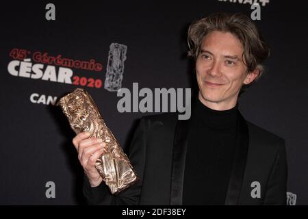 L'attore francese Swann Arlaud si pone con il miglior attore in un premio di ruolo di supporto per la sua performance in 'Grace a Dieu (by the Grace of God)âÂ€Â™ durante i Cesar Film Awards 2020 a Salle Pleyel il 28 febbraio 2020 a Parigi, Francia. Foto di David Niviere/ABACAPRESS.COM Foto Stock