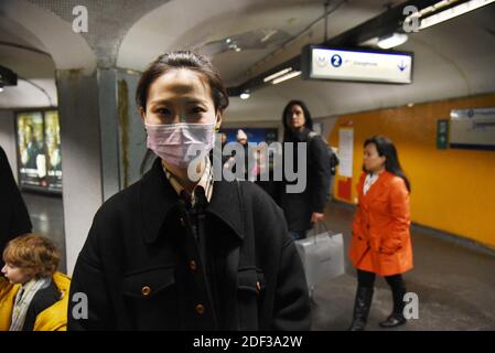 I passeggeri indossano una maschera protettiva mentre camminano sulla metropolitana il 29 febbraio 2020 a Parigi, Francia. La mezza maratona di Parigi, prevista per domenica, è stata annullata in quanto il numero di casi confermati di coronavirus in Francia è salito a 100. L'annuncio è arrivato dopo che il governo francese ha ordinato la cancellazione di 'raduni di più di 5,000 persone' in aree chiuse così come alcuni eventi esterni. Sabato alle 18.00, il Direttore Generale ha affermato che la Francia ha confermato 100 casi, nove dei quali sono pazienti in condizioni gravi. Foto di Alain Apaydin/ABACAPRESS.COM Foto Stock