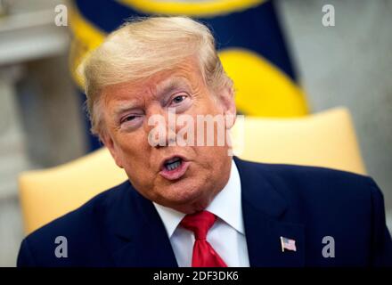 Il presidente Donald Trump parla ai media del coronavirus mentre incontra il presidente colombiano Ivan Duque Marquez (non illustrato), durante un incontro presso l'Ufficio ovale della Casa Bianca a Washington, D.C. il 2 marzo 2020. Foto di Kevin Dietsch/piscina/ABACAPRESS.COM Foto Stock