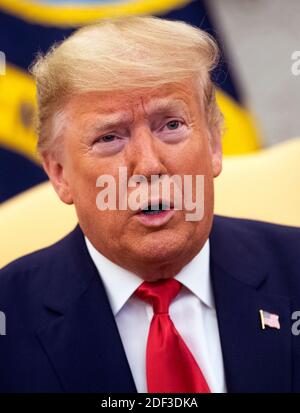 Il presidente Donald Trump parla ai media del coronavirus mentre incontra il presidente colombiano Ivan Duque Marquez (non illustrato), durante un incontro presso l'Ufficio ovale della Casa Bianca a Washington, D.C. il 2 marzo 2020. Foto di Kevin Dietsch/piscina/ABACAPRESS.COM Foto Stock