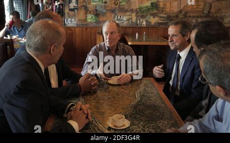 NESSUN FILM, NESSUN VIDEO, NESSUNA TV, NESSUN DOCUMENTARIO - Miami, Florida, 3 marzo 2020 - il candidato presidenziale democratico Mike Bloomberg parla con i sostenitori all'interno del ristorante El Pub a Little Havana. L'ex sindaco della città di Miami è seduto a destra. Miami, Orlando e West Palm Beach sono sul programma del candidato democratico Martedì. La visita viene come il sostegno di Mike tra gli elettori della Florida e le operazioni della campagna continua a crescere.Foto di Jose A. Iglesias/el Nuevo Herald/TNS/ABACAPRESS.COM Foto Stock