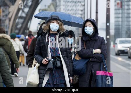 I turisti indossano maschere mediche al Louvre come precauzione contro il coronavirus a Parigi, Francia, il 4 marzo 2020. Mentre il virus si diffonde in tutto il mondo, infettando più di 89,000 persone in tutto il mondo, le principali attrazioni turistiche e gli eventi che attirano visitatori da tutto il mondo stanno avvertendo i suoi effetti. Anche il famoso Museo del Louvre di Parigi ha temporaneamente chiuso le sue porte dopo l'insorgenza del virus in Francia e in altre parti d'Europa. Riaperto oggi, dopo tre giorni di operazioni sospese. Foto di Magali Cohen/ABACAPRESS.COM Foto Stock