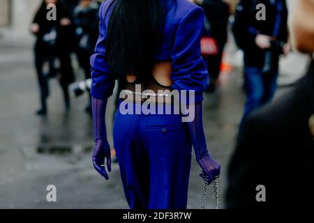 Street Style, primo piano al Mugler Autunno Inverno 2020-2021 show, tenutosi al Palais de Tokyo, Parigi, Francia, il 26 febbraio 2020. Foto di Marie-Paola Bertrand-Hillion/ABACAPRESS.COM Foto Stock