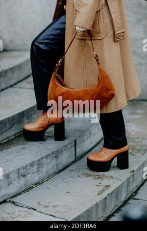 Street Style, primo piano al Mugler Autunno Inverno 2020-2021 show, tenutosi al Palais de Tokyo, Parigi, Francia, il 26 febbraio 2020. Foto di Marie-Paola Bertrand-Hillion/ABACAPRESS.COM Foto Stock