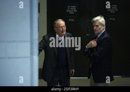 Il senatore statunitense Lamar Alexander (repubblicano del Tennessee), di sinistra, e il senatore statunitense Bill Cassidy (repubblicano della Louisiana) Lascia un briefing a porte chiuse sulla sicurezza elettorale nello SCIF del Senato del Campidoglio degli Stati Uniti a Washington D.C., USA, martedì 10 marzo 2020. Foto di Stefani Reynolds/CNP/ABACAPRESS.COM Foto Stock