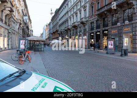 Via dante, e polizia . Roma, Italia il 10 marzo 2020. Il bilancio delle vittime in Italia del coronavirus COVID-19 è salito a 631 martedì dopo che altre 168 vittime sono state confermate nelle ultime 24 ore, secondo i funzionari. Il governo italiano ha imposto restrizioni ai viaggi e un divieto alle riunioni pubbliche per contribuire a combattere la diffusione di una malattia che ha infettato 10 149 persone nel Mediterraneo in poco più di due settimane. Foto di Enza Tamborra/ABACAPRESS.COM Foto Stock