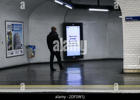 Nelle schermate di informazione della metropolitana in metropolitana per avvertire del pericolo di coronavirus nei trasporti pubblici a seguito della crisi sanitaria legata al coronavirus covid-19 Parigi, Francia il 11 marzo 2020 Foto di Magali Cohen/ABACAPRESS.COM Foto Stock