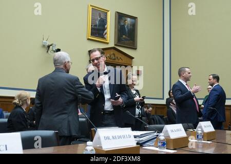 Anthony Fauci, Direttore dell'Istituto Nazionale di allergia e malattie infettive, urta con Terry Rauch, Vice Segretario aggiunto della Difesa per la Politica di preparazione alla Salute e supervisione presso il Dipartimento della Difesa, Prima di testimoniare davanti al Comitato della Camera degli Stati Uniti per la supervisione e la riforma riguardo alla preparazione e alla risposta del Coronavirus StatesâÂ€Â™ Unito al Campidoglio degli Stati Uniti a Washington DC, USA, mercoledì 11 marzo 2020. Foto di Stefani Reynolds / CNP/ABACAPRESS.COM Foto Stock