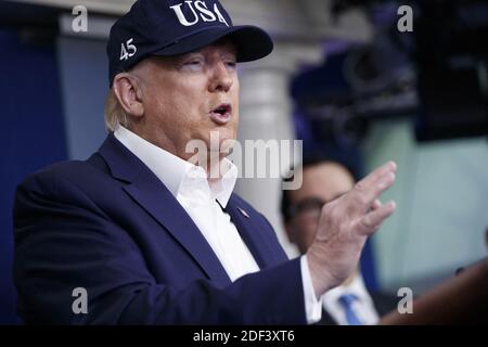 Il presidente DEGLI STATI UNITI Donald J. Trump risponde a una domanda dei media durante un briefing stampa del COVID-19 sul coronavirus nella sala delle informazioni per la stampa della Casa Bianca a Washington, DC, USA, il 14 marzo 2020. Ad oggi ci sono 2175 casi confermati di coronavirus COVID-19 negli Stati Uniti con 50 decessi. Foto Stock