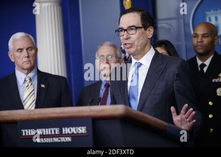 Il Segretario del Tesoro Steve Mnuchin, con i membri della taskforce del coronavirus, risponde ad una domanda dei media durante una conferenza stampa del Coronavirus COVID-19 alla Casa Bianca a Washington, DC, USA, 14 marzo 2020. Ad oggi ci sono 2175 casi confermati di coronavirus COVID-19 negli Stati Uniti con 50 decessi. Foto Stock
