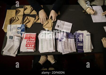 I lavoratori elettorali che indossano guanti di plastica effettuano il conteggio dei voti dopo il primo turno delle elezioni mayoral di Bordeaux in una stazione elettorale, a Bordeaux, in Francia, il 15 marzo 2020. Foto di Thibaud Moritz/ABACAPRESS.COM Foto Stock