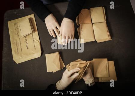 I lavoratori elettorali che indossano guanti di plastica effettuano il conteggio dei voti dopo il primo turno delle elezioni mayoral di Bordeaux in una stazione elettorale, a Bordeaux, in Francia, il 15 marzo 2020. Foto di Thibaud Moritz/ABACAPRESS.COM Foto Stock