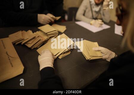 I lavoratori elettorali che indossano guanti di plastica effettuano il conteggio dei voti dopo il primo turno delle elezioni mayoral di Bordeaux in una stazione elettorale, a Bordeaux, in Francia, il 15 marzo 2020. Foto di Thibaud Moritz/ABACAPRESS.COM Foto Stock