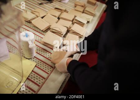 I lavoratori elettorali che indossano guanti di plastica effettuano il conteggio dei voti dopo il primo turno delle elezioni mayoral di Bordeaux in una stazione elettorale, a Bordeaux, in Francia, il 15 marzo 2020. Foto di Thibaud Moritz/ABACAPRESS.COM Foto Stock