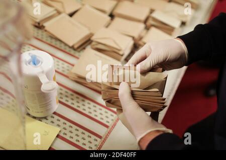 I lavoratori elettorali che indossano guanti di plastica effettuano il conteggio dei voti dopo il primo turno delle elezioni mayoral di Bordeaux in una stazione elettorale, a Bordeaux, in Francia, il 15 marzo 2020. Foto di Thibaud Moritz/ABACAPRESS.COM Foto Stock