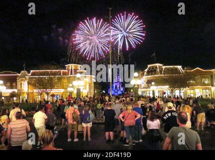 NO FILM, NO VIDEO, NO TV, NO DOCUMENTARIO - gli ospiti si riuniscono su Main Street USA, nel Magic Kingdom a Walt Disney World, per guardare fuochi d'artificio prima che il parco chiuso, Domenica notte, 15 marzo 2020, in Lake Buena Vista, Walt Disney World ha annunciato che tutti i parchi della Florida saranno chiusi per il resto di marzo a causa della pandemia del coronavirus. Foto di Joe Burbank/Orlando Sentinel/TNS/ABACAPRESS.COM Foto Stock