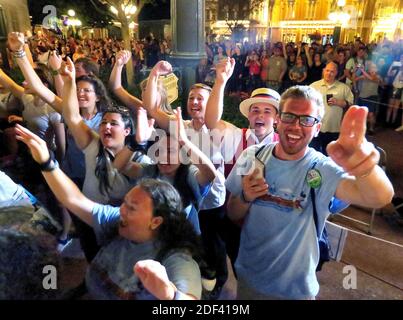 NO FILM, NO VIDEO, NO TV, NO DOCUMENTARIO - gli ospiti si rallegrano come Topolino e gli amici fanno una comparsa a sorpresa su Main Street USA, nel Magic Kingdom a Walt Disney World, negli ultimi minuti prima della chiusura del parco, Domenica notte, 15 marzo 2020, in Lake Buena Vista, Walt Disney World ha annunciato che tutti i parchi della Florida saranno chiusi per il resto di marzo a causa della pandemia del coronavirus. Foto di Joe Burbank/Orlando Sentinel/TNS/ABACAPRESS.COM Foto Stock