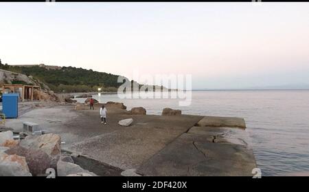 Scappatoia per i rifugiati in fuga da una nave militare della Marina greca che serve da rifugio temporaneo per 400 a 600 migranti arrivati dall'inizio di marzo nel porto di Mutilene sull'isola di Lesbos; A seguito della decisione della Turchia di aprire le sue frontiere e della decisione della Grecia di interrompere la registrazione di nuove domande di asilo. Di conseguenza, questi migranti non sono registrati, in disparte dalle regole internazionali, e temono di essere deportati in Turchia. Senza registrazione non hanno alcuna esistenza legale: Il 15 marzo 2020, alcuni di loro hanno approfittato di un movimento di folla per tentare la fortuna. Loro Foto Stock