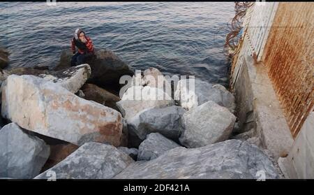 Scappatoia per i rifugiati in fuga da una nave militare della Marina greca che serve da rifugio temporaneo per 400 a 600 migranti arrivati dall'inizio di marzo nel porto di Mutilene sull'isola di Lesbos; A seguito della decisione della Turchia di aprire le sue frontiere e della decisione della Grecia di interrompere la registrazione di nuove domande di asilo. Di conseguenza, questi migranti non sono registrati, in disparte dalle regole internazionali, e temono di essere deportati in Turchia. Senza registrazione non hanno alcuna esistenza legale: Il 15 marzo 2020, alcuni di loro hanno approfittato di un movimento di folla per tentare la fortuna. Loro Foto Stock