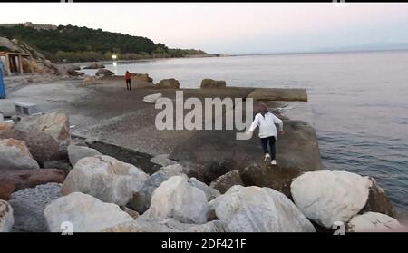 Scappatoia per i rifugiati in fuga da una nave militare della Marina greca che serve da rifugio temporaneo per 400 a 600 migranti arrivati dall'inizio di marzo nel porto di Mutilene sull'isola di Lesbos; A seguito della decisione della Turchia di aprire le sue frontiere e della decisione della Grecia di interrompere la registrazione di nuove domande di asilo. Di conseguenza, questi migranti non sono registrati, in disparte dalle regole internazionali, e temono di essere deportati in Turchia. Senza registrazione non hanno alcuna esistenza legale: Il 15 marzo 2020, alcuni di loro hanno approfittato di un movimento di folla per tentare la fortuna. Loro Foto Stock