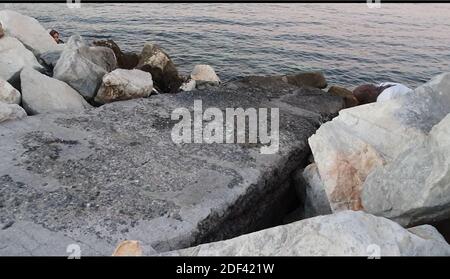 Scappatoia per i rifugiati in fuga da una nave militare della Marina greca che serve da rifugio temporaneo per 400 a 600 migranti arrivati dall'inizio di marzo nel porto di Mutilene sull'isola di Lesbos; A seguito della decisione della Turchia di aprire le sue frontiere e della decisione della Grecia di interrompere la registrazione di nuove domande di asilo. Di conseguenza, questi migranti non sono registrati, in disparte dalle regole internazionali, e temono di essere deportati in Turchia. Senza registrazione non hanno alcuna esistenza legale: Il 15 marzo 2020, alcuni di loro hanno approfittato di un movimento di folla per tentare la fortuna. Loro Foto Stock
