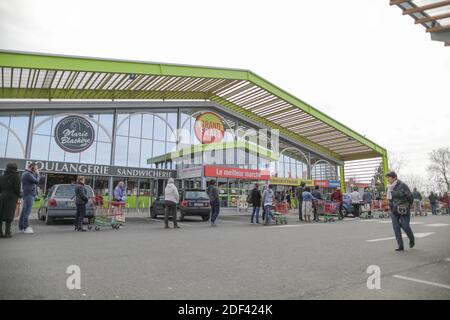 La gente si sta allineando a fare acquisti nei depositi di cibo che rimangono aperti durante il periodo di confinamento che comincia oggi alle 12 come parte della pandemia di Coronavirus in Francia. Le grandi aree filtrano gli ingressi, 20 persone al massimo allo stesso time.in Bordeaux, Francia il 17 marzo 2020. Foto di Thibaud Moritz/ABACAPRESS.COM Foto Stock