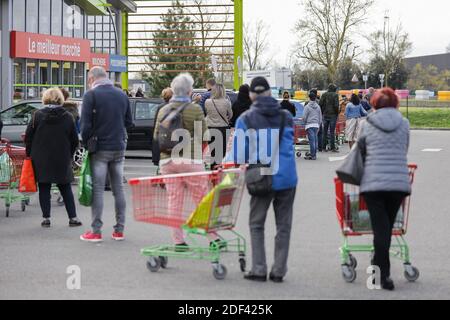 La gente si sta allineando a fare acquisti nei depositi di cibo che rimangono aperti durante il periodo di confinamento che comincia oggi alle 12 come parte della pandemia di Coronavirus in Francia. Le grandi aree filtrano gli ingressi, 20 persone al massimo allo stesso time.in Bordeaux, Francia il 17 marzo 2020. Foto di Thibaud Moritz/ABACAPRESS.COM Foto Stock