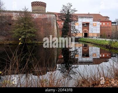 Berlino, Germania. 01 dicembre 2020. Il cancello d'ingresso della Cittadella di Spandau è incorniciato. L'area circostante l'edificio sarà riprogettata nei prossimi mesi d'inverno lungo lo Zitadellengraben con i suoi alberi e arbusti. Ci sono anche piani per riprogettare il palco all'aperto presso lo Zitadelle. E' una delle fortezze meglio conservate dell'Alto Rinascimento in Europa. Credit: Jens Kalaene/dpa-Zentralbild/ZB/dpa/Alamy Live News Foto Stock