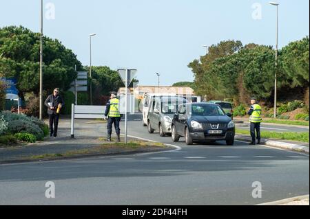 Gli ufficiali di gendarme controllano durante il controllo del traffico vicino a la Rochelle, Charentte-Maritime, Francia il 19 marzo 2020, mentre un blocco rigoroso entra in vigore in Francia per fermare la diffusione del COVID-19, causato dal romanzo coronavirus. Un rigido blocco che obbliga la maggior parte delle persone in Francia a rimanere a casa è entrato in vigore a mezzogiorno del 17 marzo 2020, vietando tutte le uscite, ma essenziali, nel tentativo di frenare la diffusione del coronavirus. Il governo ha detto che decine di migliaia di polizia saranno pattugliando le strade e l'emissione di multe di 135 euro (150 USD) per le persone senza una dichiarazione scritta che giustifica thei Foto Stock