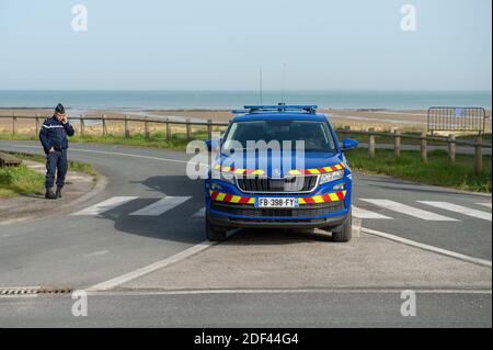 Gli ufficiali di gendarme controllano durante il controllo del traffico vicino a la Rochelle, Charentte-Maritime, Francia il 19 marzo 2020, mentre un blocco rigoroso entra in vigore in Francia per fermare la diffusione del COVID-19, causato dal romanzo coronavirus. Un rigido blocco che obbliga la maggior parte delle persone in Francia a rimanere a casa è entrato in vigore a mezzogiorno del 17 marzo 2020, vietando tutte le uscite, ma essenziali, nel tentativo di frenare la diffusione del coronavirus. Il governo ha detto che decine di migliaia di polizia saranno pattugliando le strade e l'emissione di multe di 135 euro (150 USD) per le persone senza una dichiarazione scritta che giustifica thei Foto Stock