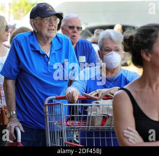 NESSUN FILM, NESSUN VIDEO, NESSUNA TV, NESSUN DOCUMENTARIO - centinaia di acquirenti aspettano in coda fuori da un Costco ad Altamonte Springs, FL, USA, per l'apertura del negozio alle 10:00, giovedì 19 marzo 2020. Questa sede non era disponibile a magazzino su disinfettante, carta igienica, candeggina e altri prodotti sanitari ad alta richiesta a causa della risposta del coronavirus. Foto di Joe Burbank/Orlando Sentinel/TNS/ABACAPRESS.COM Foto Stock