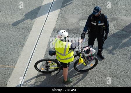 La polizia effettua i controlli sulle rive del fiume Senna il terzo giorno di reclusione come un rigido blocco è efficace per fermare la diffusione della malattia di Coronavirus Covid-19. Parigi, Francia il 19 marzo 2020. Foto di Aurore Marechal/ABACAPRESS.COM Foto Stock